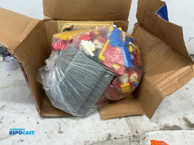 Lot 2-69186 - Box of various types of legos