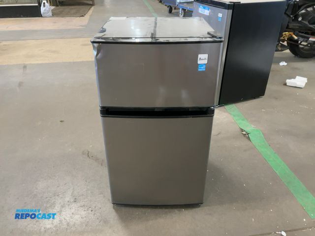 Lot 2-96164 - Avanti RA31B3S Mini Refrigerator/Freezer