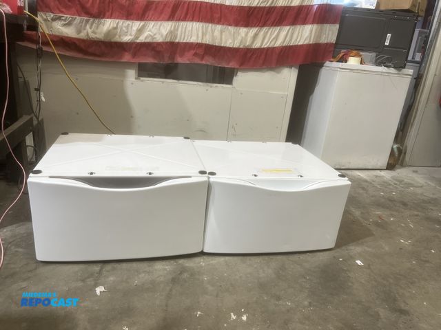 Lot 2-59211 - Whirlpool pedestal  set 27"