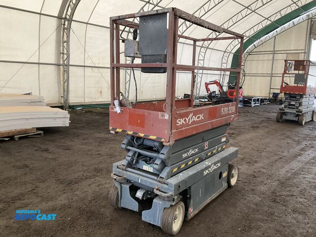 Lot 2-11055 - Skyjack SJIII 3219 Scissor Lift