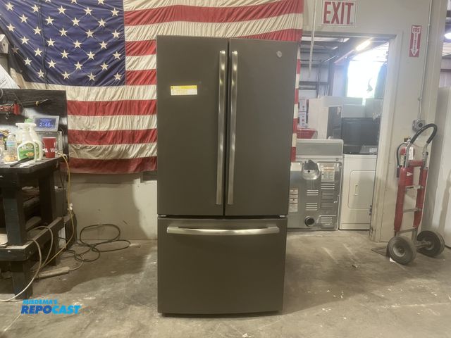 Lot 2-59385 - GE french door Refrigerator/Freezer in fridge water dispenser
turbo cool
temp controlled drawer
clim...