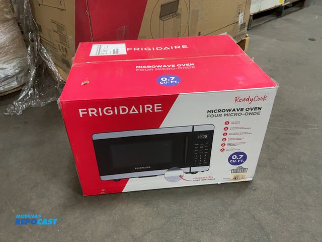Lot 2-75524 - Frigidaire ready cook microwave oven .7 cubic feet