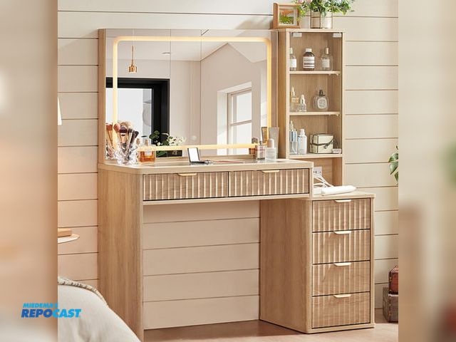 Lot 2-99495 - LEYAOYAO Vanity Desk with Mirror and Lights, 43.5'' Fluted Makeup Vanity with 6 Drawers and Adjustab...