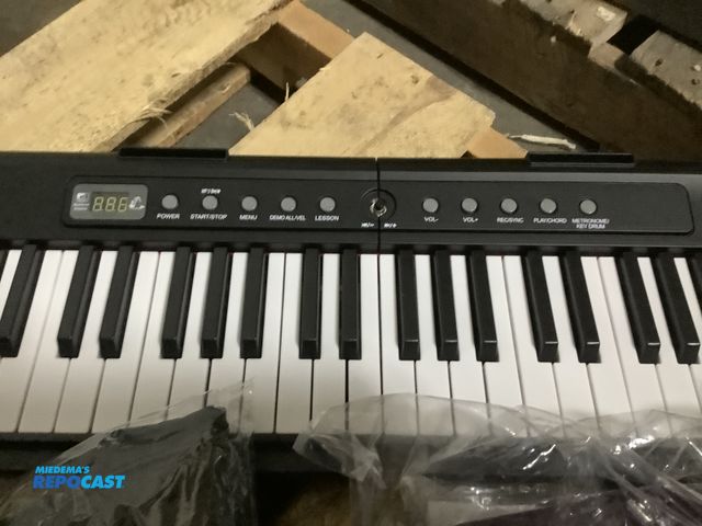 Lot 2-35997 - Other Lot of (1) electric keyboard with stand and other tools new