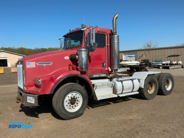 Lot 2-43452 - 2004 Kenworth T800 Heavy Spec Day Cab Semi Truck