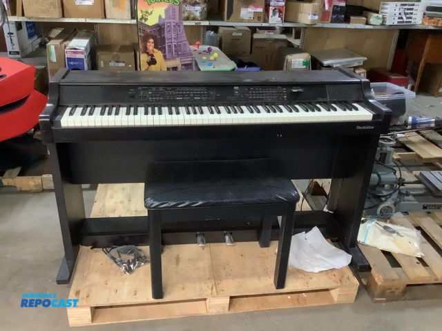 Lot 2-19529 - Technics SX-PR60 Digital Piano Comes with memory card, 2 notes on piano play louder than they should
