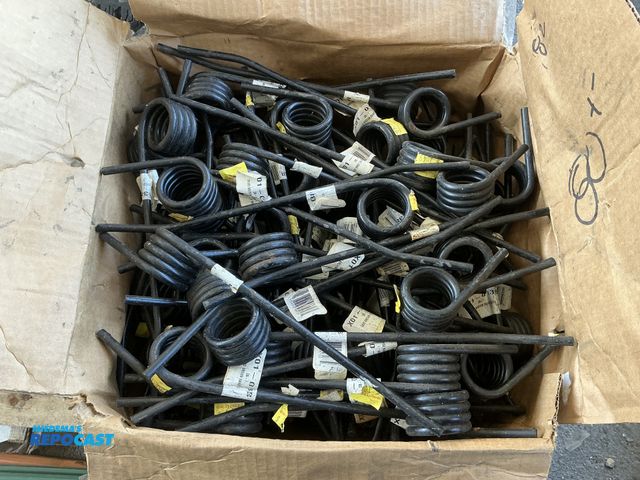 Repocast.com - Lot 2-16649 - box of black-brown hay rake springs