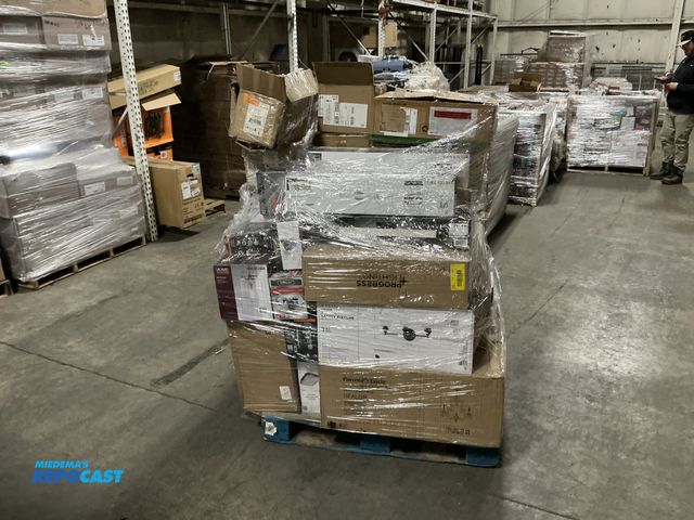 Lot 2-94798 - Skid lot of assorted new lights, fixtures, and other pieces