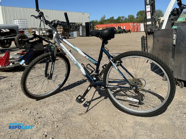 Repocast.com - Lot 2-97301 - Magna Rebound NCX 26” 21-speed Bike