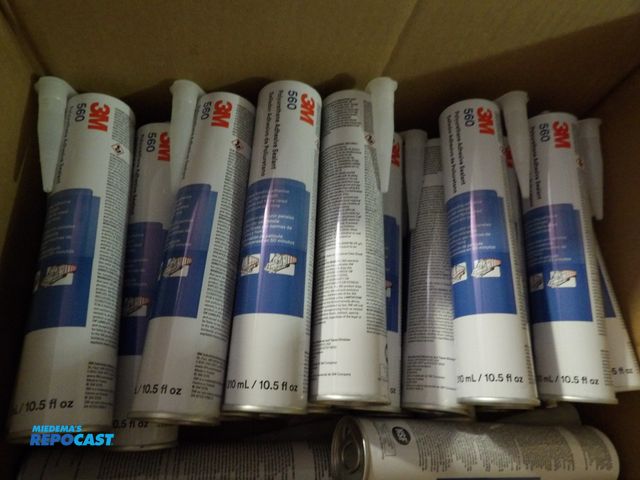 Lot 2-58218 - lot of of (24) new 3m 560 Polyurethane adhesive Sealants: 10.5 oz Container
Size