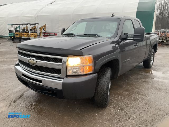 Lot 2-32982 - 2011 Chevrolet Silverado 1500 LS Extended Cab Pickup Truck 4x4