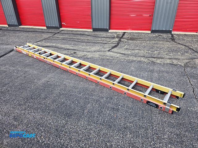 Lot 2-29584 - WERNER GlideSafe 32' fiberglass extension ladder. Used only a couple times.