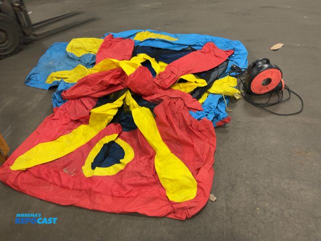 Lot 2-33100 - Children’s blow up bouncy castle with blower