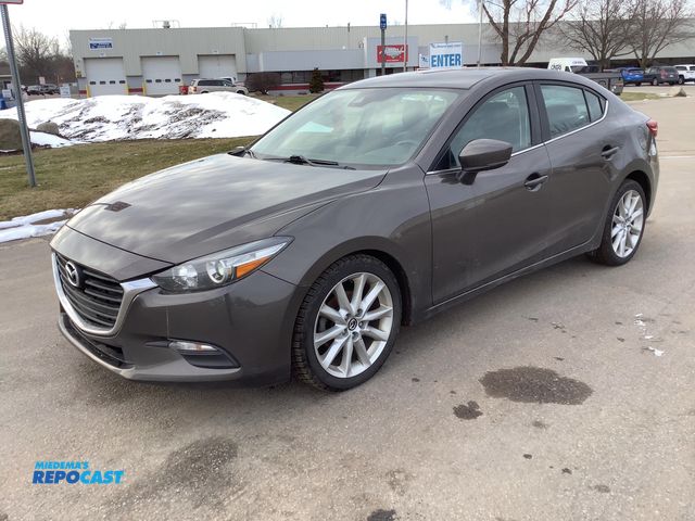 Lot 2-15625 - 2017 Mazda 3 i Touring AT 4-Door Sedan FWD