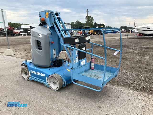 Lot 2-40550 - 2013 GENIE GR26J Runabout Vertical Mast Lift