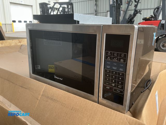 Lot 2-24573 - Magic chef Mcg99wars Microwave Oven