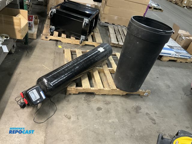 Lot 2-94893 - Pentair Watts pure water softener with SAO-24 replacement solution