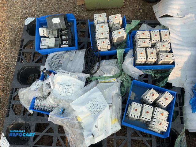 Lot 2-18064 - Lot of miscellaneous circuit breakers and industrial wires
