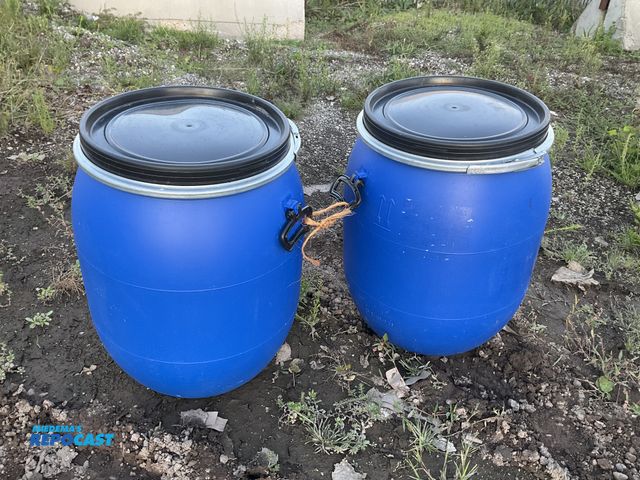 Lot 2-33130 - 2 25 gallon blue plastic barrels with removable lids and locking rings, clean inside
