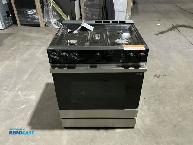 Lot 2-46455 - Scratch & Dent Gas Samsung NSG6DG8500SRAA Range