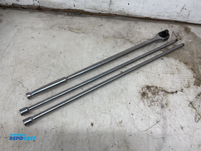 Lot 2-19280 - 3pc (1) 1/2 drive 24" ratchet; (2) 24" extensions