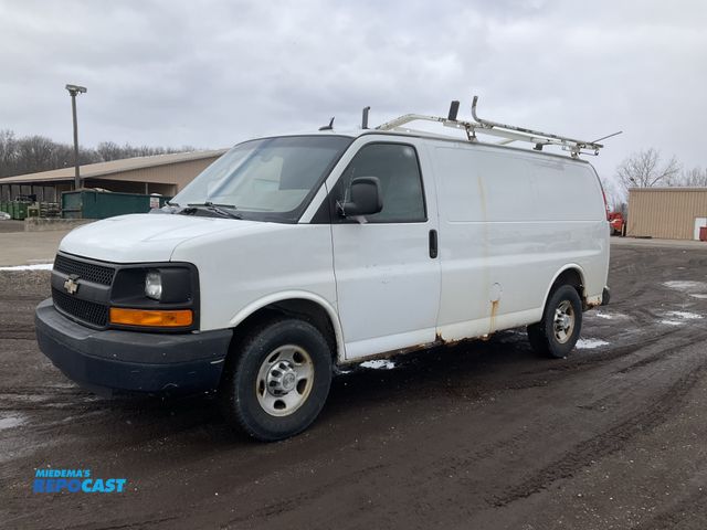 Lot 2-42670 - 2014 Chevrolet Express 2500 Cargo Van RWD