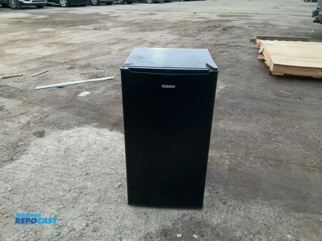 Lot 2-92244 - Electric Free Standing Galanz GLR33MBKE23 Mini Refrigerator