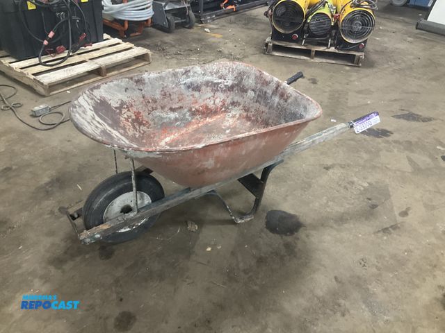 Lot 2-33300 - Metal wheelbarrow with pneumatic tire, used