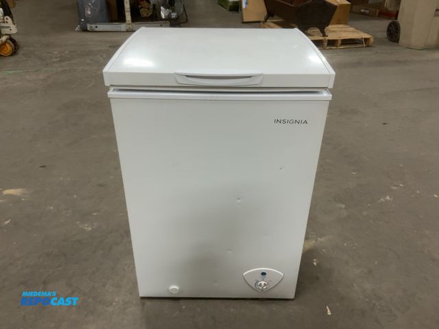 Lot 2-63349 - Insignia NS-CZ35WH3 Chest Freezer
