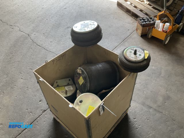Lot 2-11941 - Lot of misc air ride airbags, various sizes, some new some used