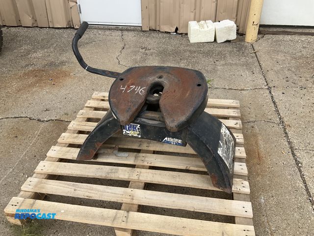 Lot 2-30156 - Reese 18K Signature Series 5th wheel hitch, used