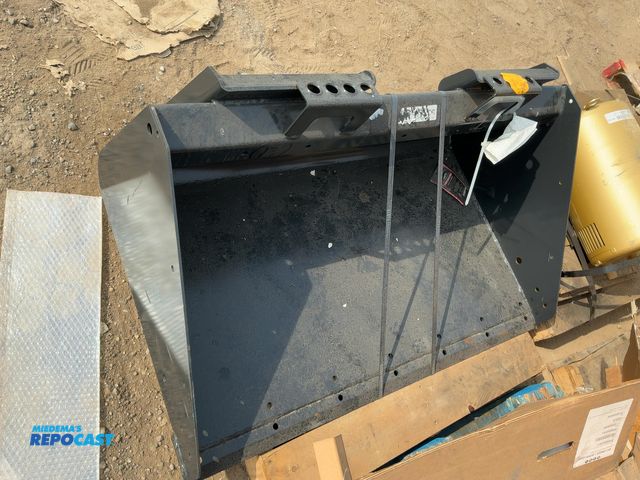 Lot 2-18618 - Bobcat Mi bucket 44 GP model: 7114581