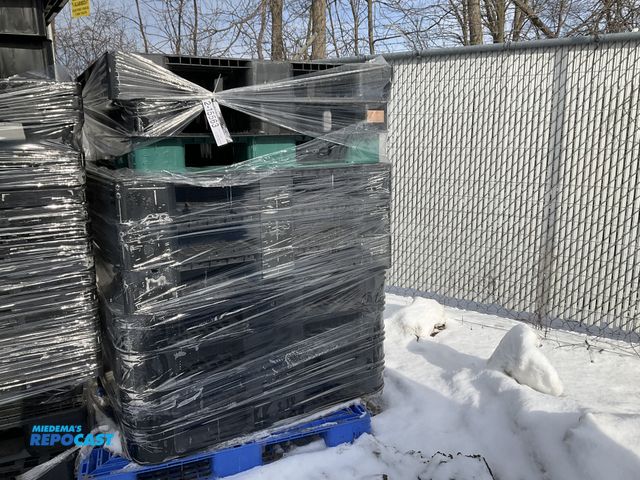 Lot 2-15563 - 10 Black blue and green plastic stackable pallets