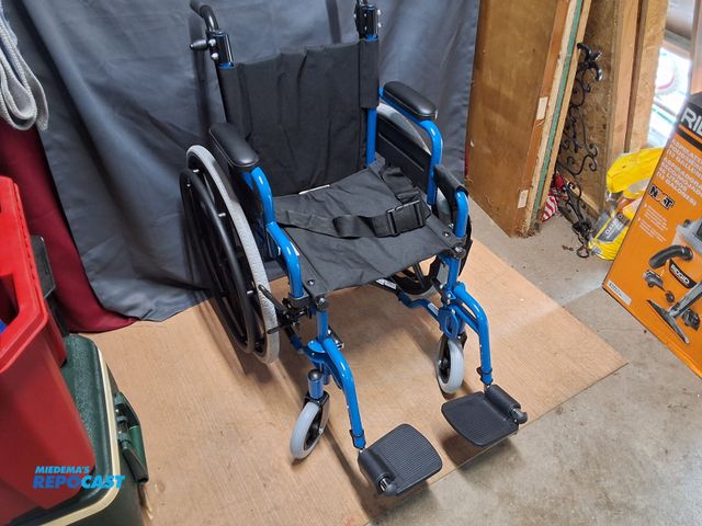 Lot 2-23606 - MEDLINE WHEELCHAIR. NEW