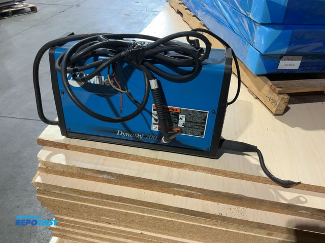 Lot 2-22610 - Miller Dynasty 200 portable AC/DC TIG and Stick inverter welder