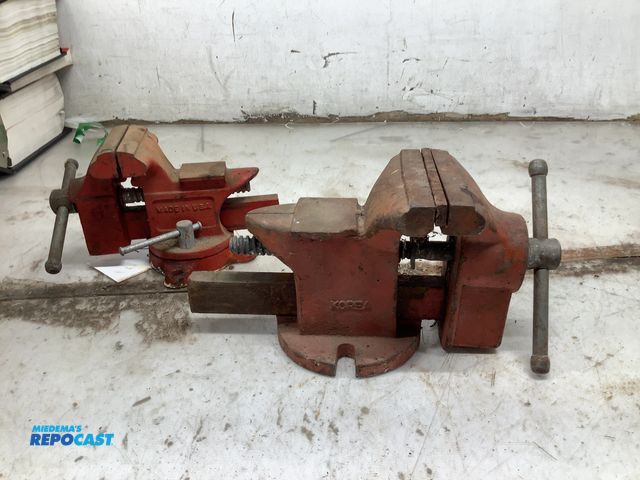Lot 2-22 - Lot of (2) Bench Vises (red) medium &amp; small