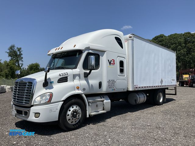 Lot 2-70483 - 2016 Freightliner Cascadia 113 Box Truck