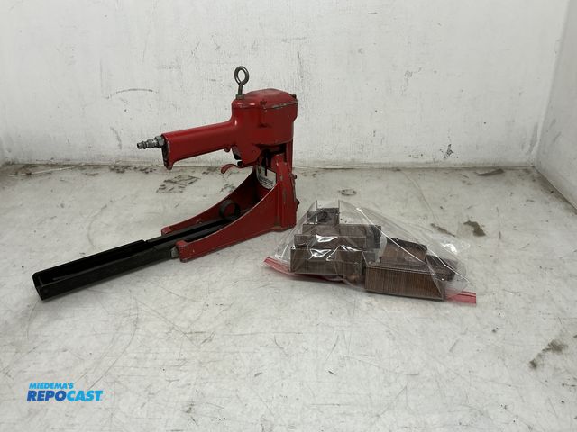 Lot 2-74633 - International  ISM Stapler
