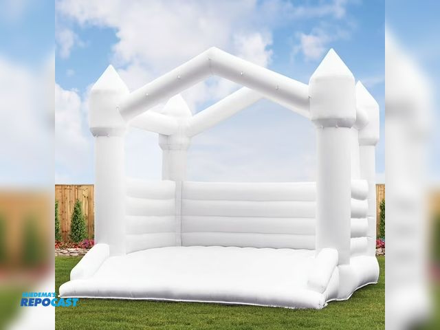 Lot 2-19826 - Members mark celebration bounce house 8.69’x6.89’ bounce area size