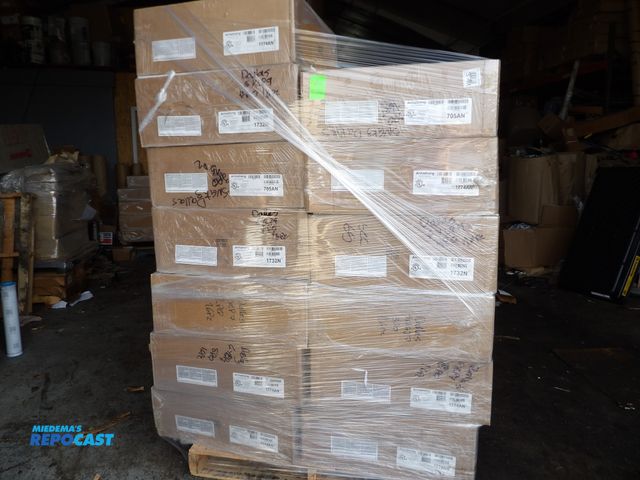 Lot 2-53230 - Pallet load of apprx. (400) 24 x 24 x 5/8" Armstrong ceiling tile, white