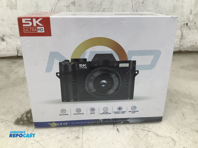 Lot 2-75414 - 5K ultra HD digital camera black 16x digital zoom