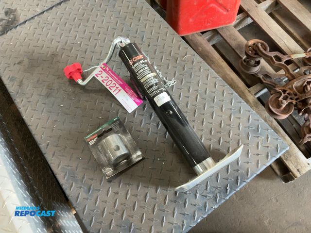 Lot 2-20211 - New Curt 5,000 lb Capacity Jack, weld on mount with extra mount