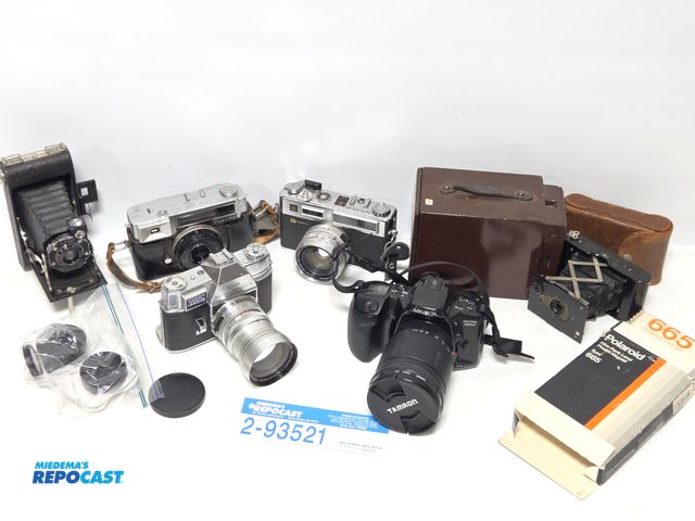 Lot 2-93521 - lot of vintage and antique film cameras from an estate.