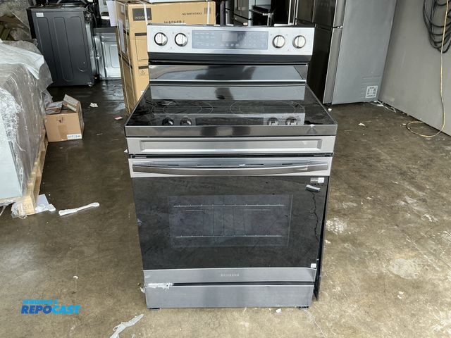 Lot 2-55236 - Scratch & Dent Samsung NE63A6511SG Electric Range with No-Preheat Air Fry & Convection