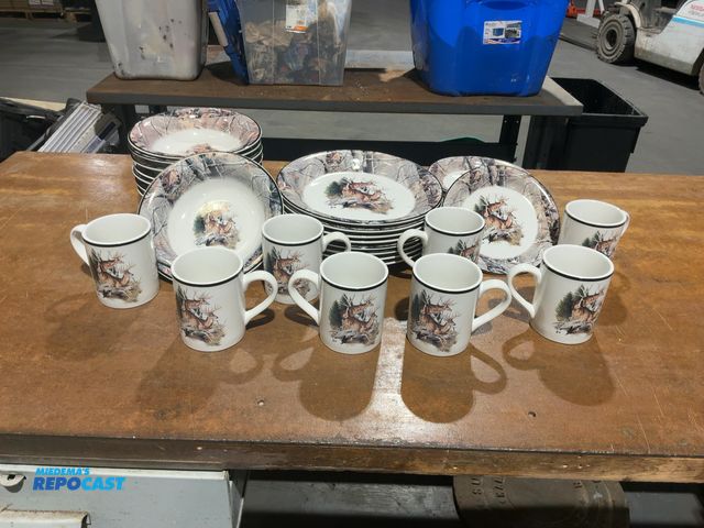 Repocast.com - Lot 2-25384 - 8 Piece Collectable Tableware Set