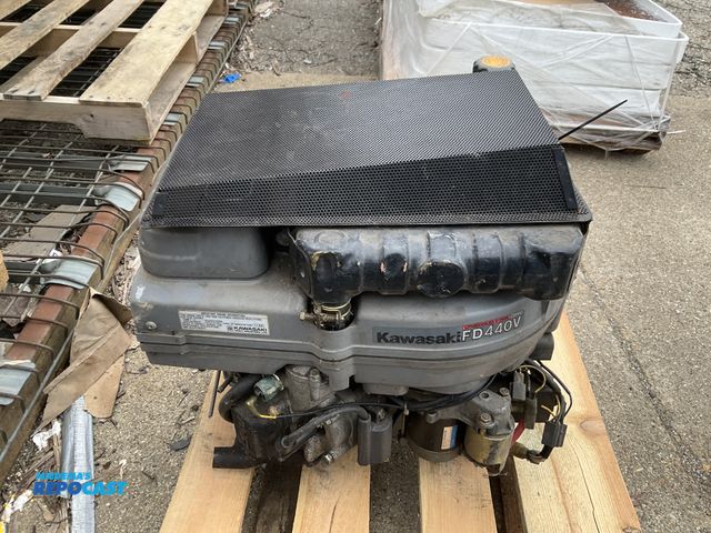 Lot 2-60879 - Kawasaki FD440V Liquidcooled V-twin OHV Engine, 437cc, 15hp