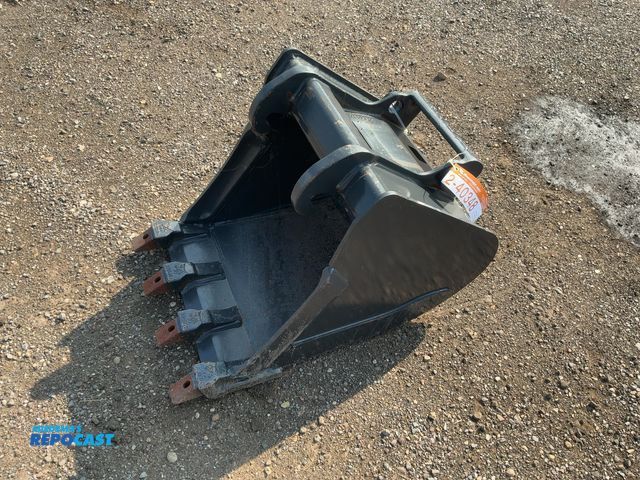 Lot 2-40348 - Unused Bobcat 18" Mini Excavator Bucket, Quick Attach, missing teeth, 2.68 Cu. Ft. Capacity