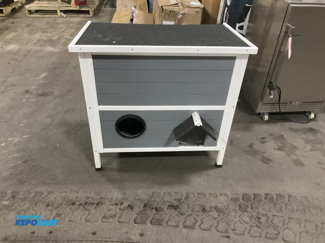 Lot 2-75709 - Cat house with opening roof 32.5” x 19.75”x 27”