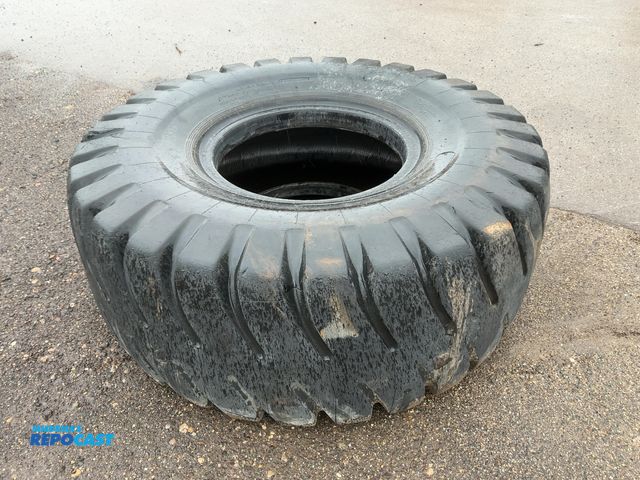 Lot 2-22401 - Used Titan Size 23.5-25 Loader Tire, 20 ply rating