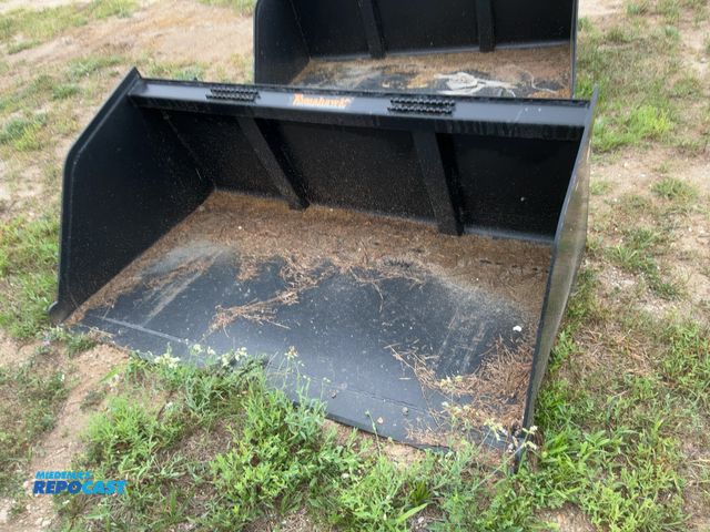 Lot 2-40128 - New Tomahawk 66" Snow/Mulch Skid Steer Bucket, Universal Quick Attach (3001-3)